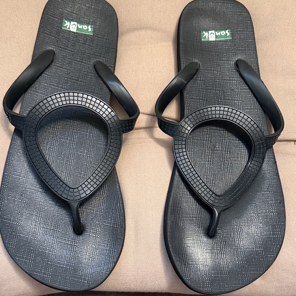Sanuk Black Treaded Ring Toe Sandals